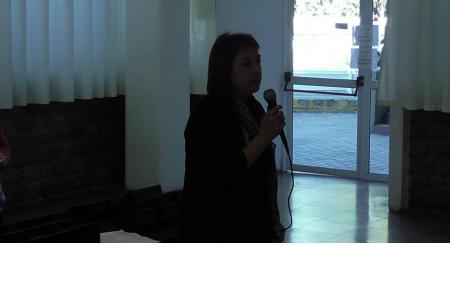 La vicepresidenta Silvia Izzo presentando el evento.
