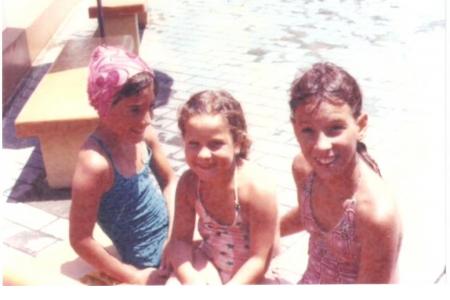 Año 1979 - Momentos de Pileta las hermanas Parvis Laura, Andrea, Carla Parvis.