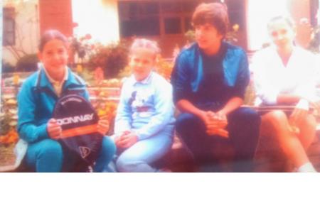 Año 1981 - Los hermanos Parvis ( Alejandro , Andrea ,Laura y Carla ) en el Jardín de tenis.