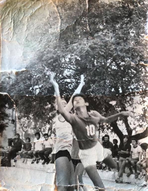 Año 1979 - Alejandro Gallo durante un partido de Basket