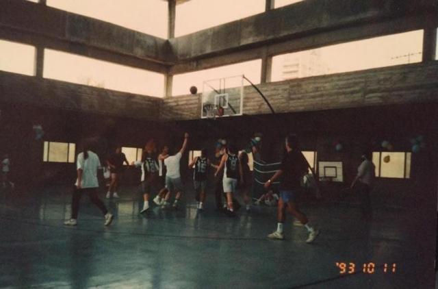 Año 1993 - Partido entre padres durante el encuentro de minibasket