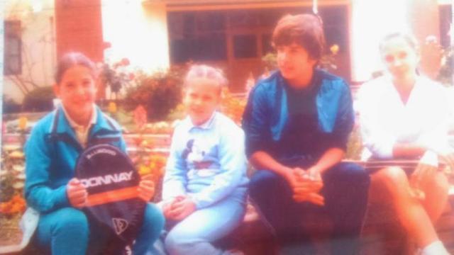 Año 1981 - Los hermanos Parvis ( Alejandro , Andrea ,Laura y Carla ) en el Jardín de tenis.