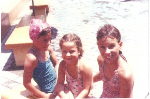 Año 1979 - Momentos de Pileta las hermanas Parvis Laura, Andrea, Carla Parvis.
