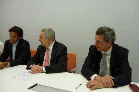 El Presidente Ricardo Ambrosio junto al abogado y al escribano